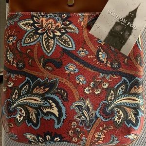 London Fog ladies purse with adjustable strap. Brand New